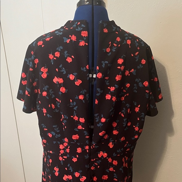 Lane Bryant Peplum Floral Black with Pinkish Red Accents Top V Neck | Size 18 - Picture 9 of 13